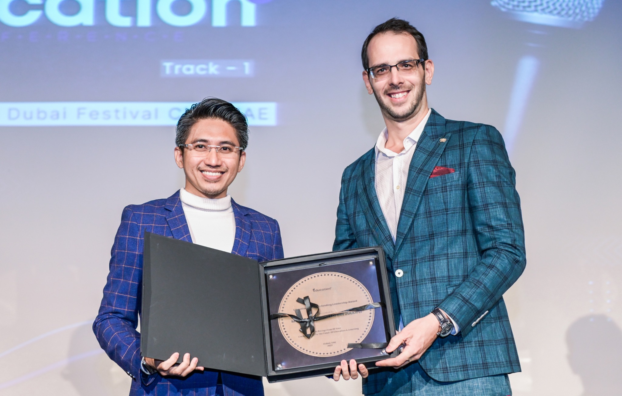 Shafeeq Zulkifli receiving the Education 2.0 Outstanding Leadership Award in Dubai
